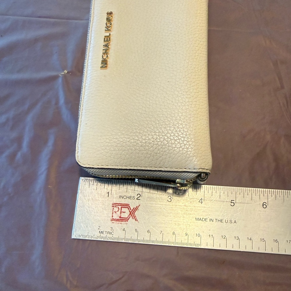 MICHAEL KORS Jetset Pebbled Leather Zip Wallet in Cream with Gold Logo - Picture 9 of 9